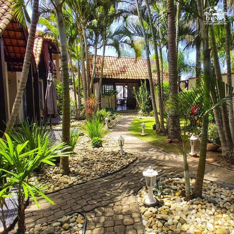 Caminho de pedras no jardim tropical entre os chalés