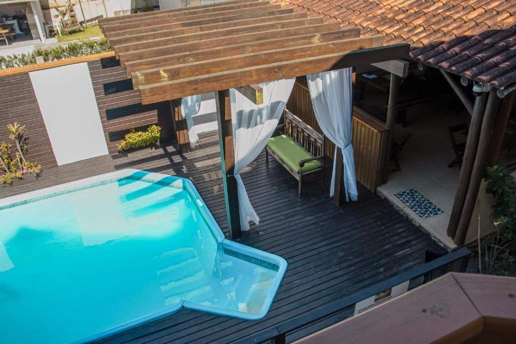 Vista do alto do pergolado e da piscina
