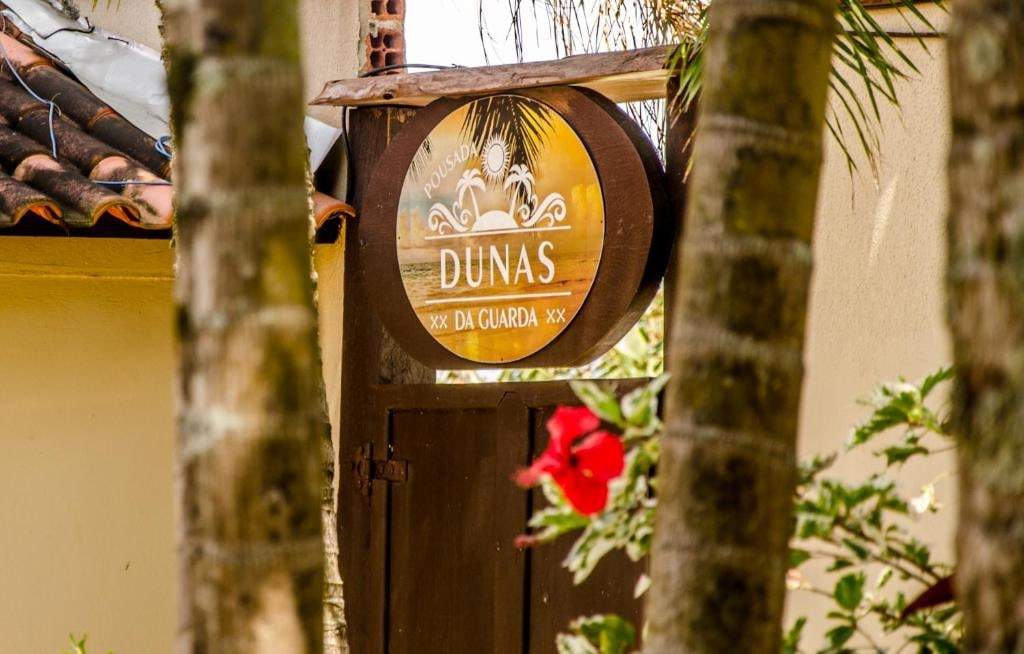 Placa da Dunas da Guarda entre as palmeiras da entrada
