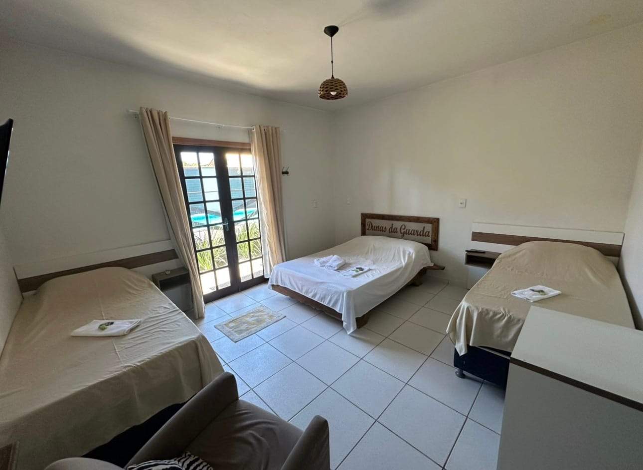 Quarto Familiar Térreo com cama de casal e duas camas de solteiro