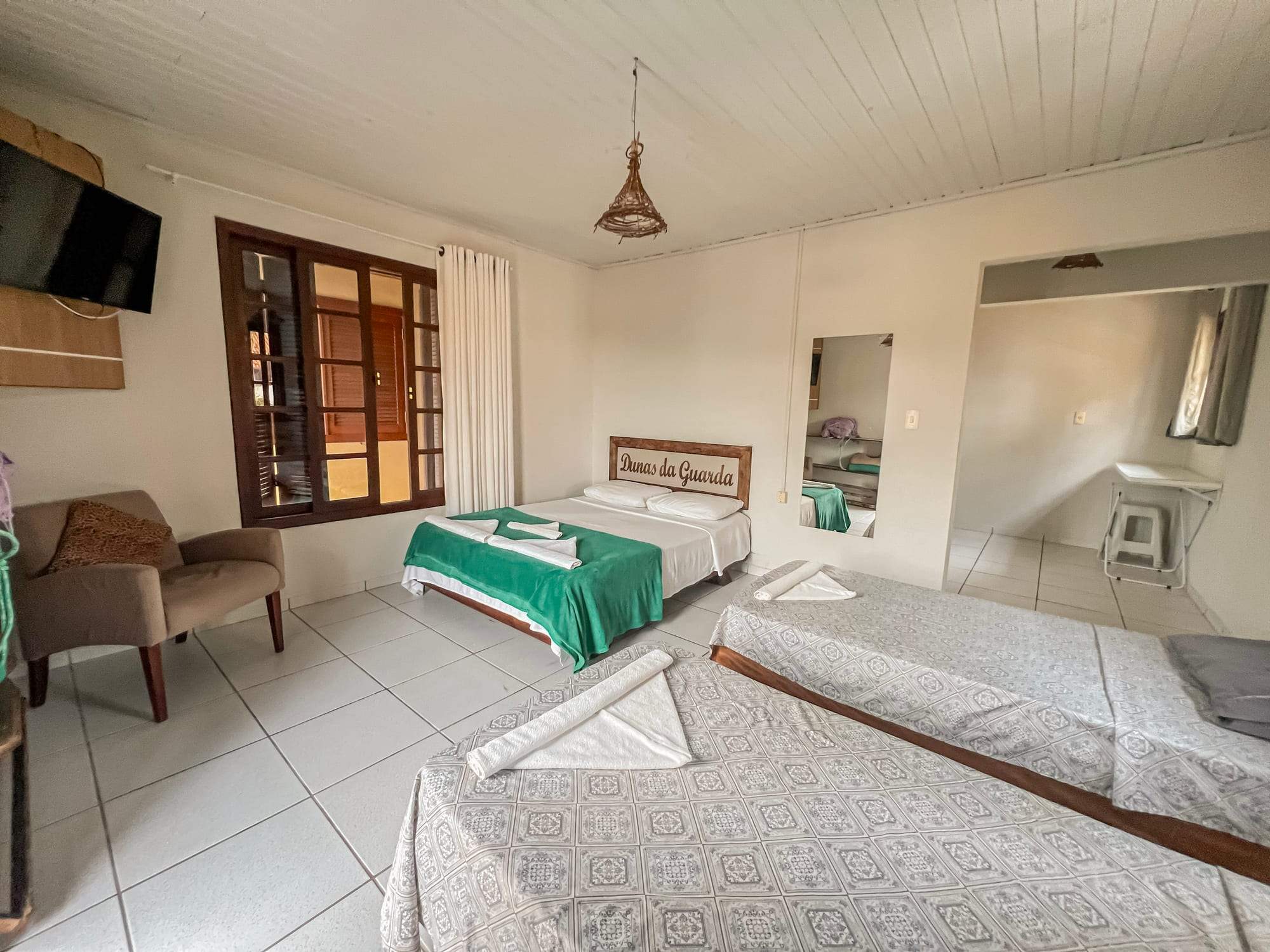 Quarto Familiar Superior com cama de casal e camas de solteiro
