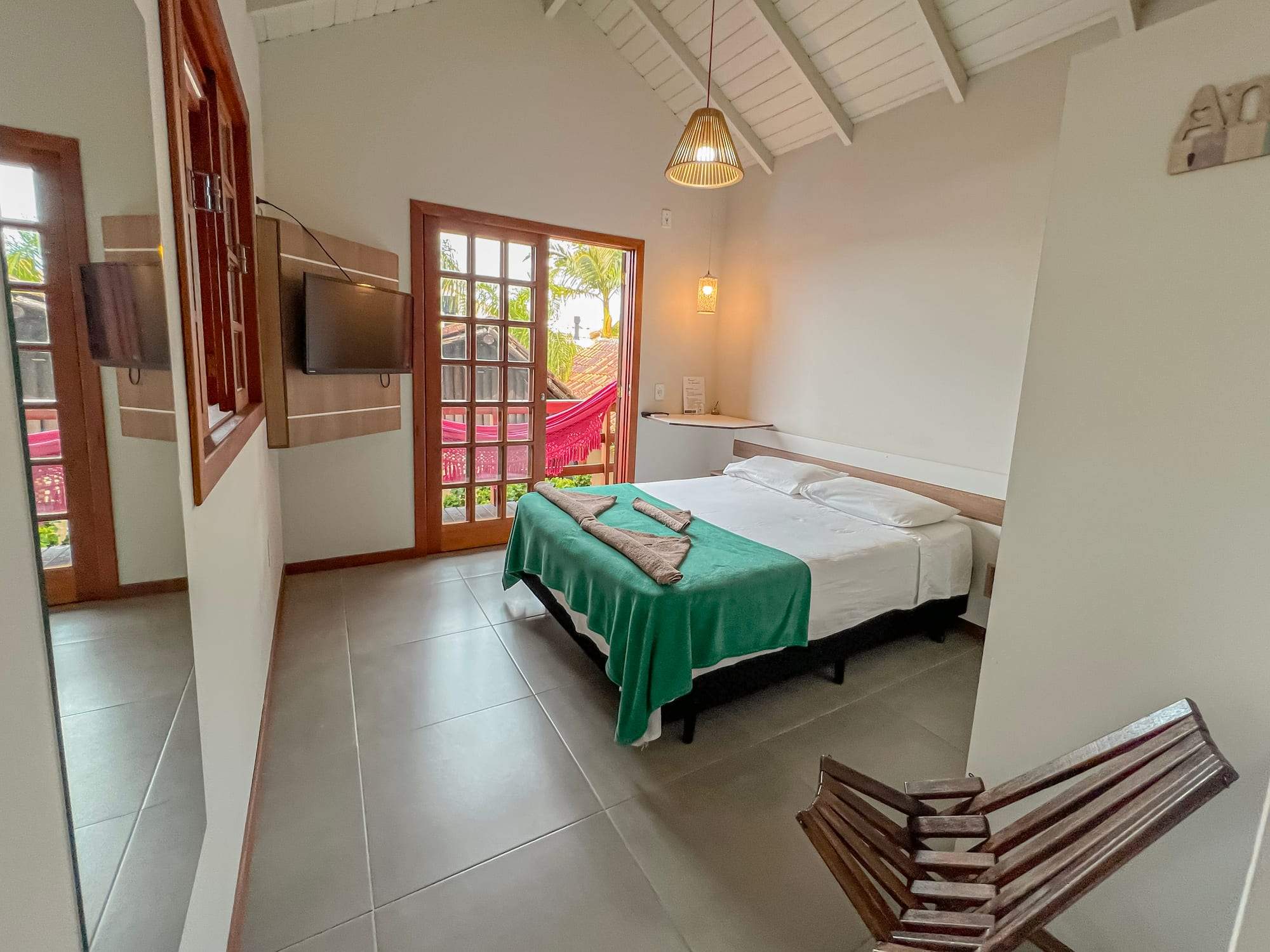 Suíte Superior com cama de casal e porta para a sacada