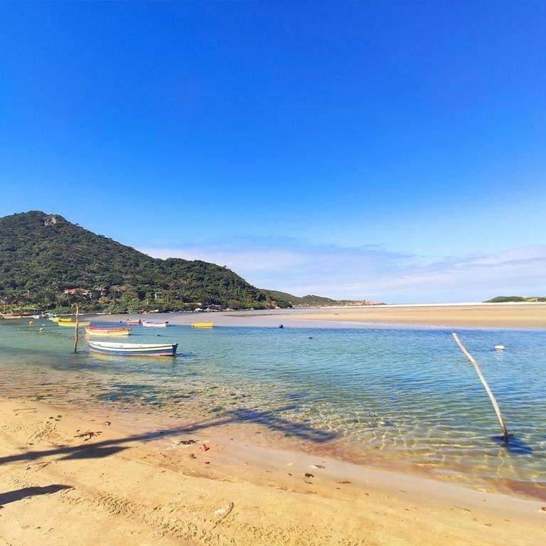 Enseada de águas calmas com barcos de pescadores
