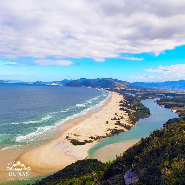 Vista aérea da Praia da Guarda do Embaú com o Rio da Madre desaguando no mar